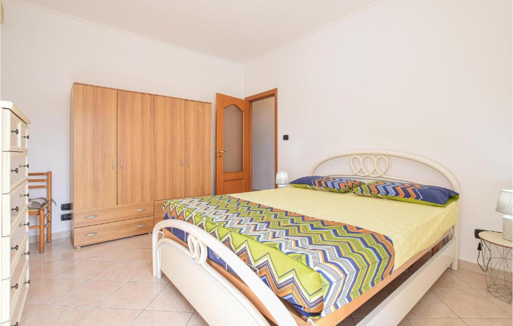 A bed or beds in a room at 2 Bedroom Lovely Apartment In Siponto