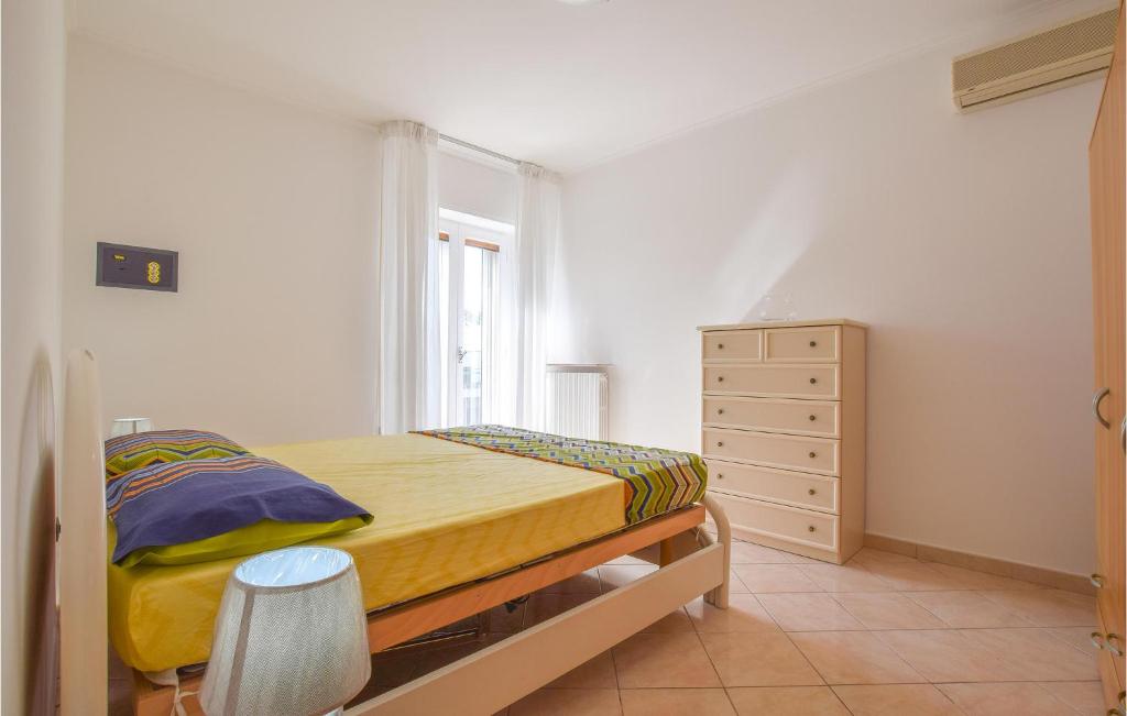 A bed or beds in a room at 2 Bedroom Lovely Apartment In Siponto