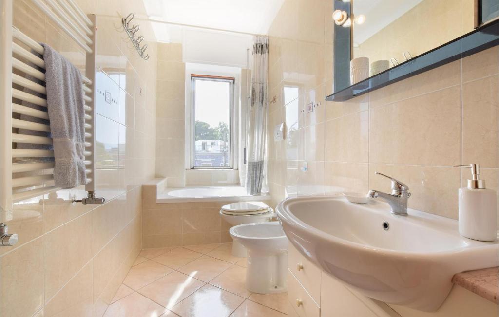 A bathroom at 2 Bedroom Lovely Apartment In Siponto