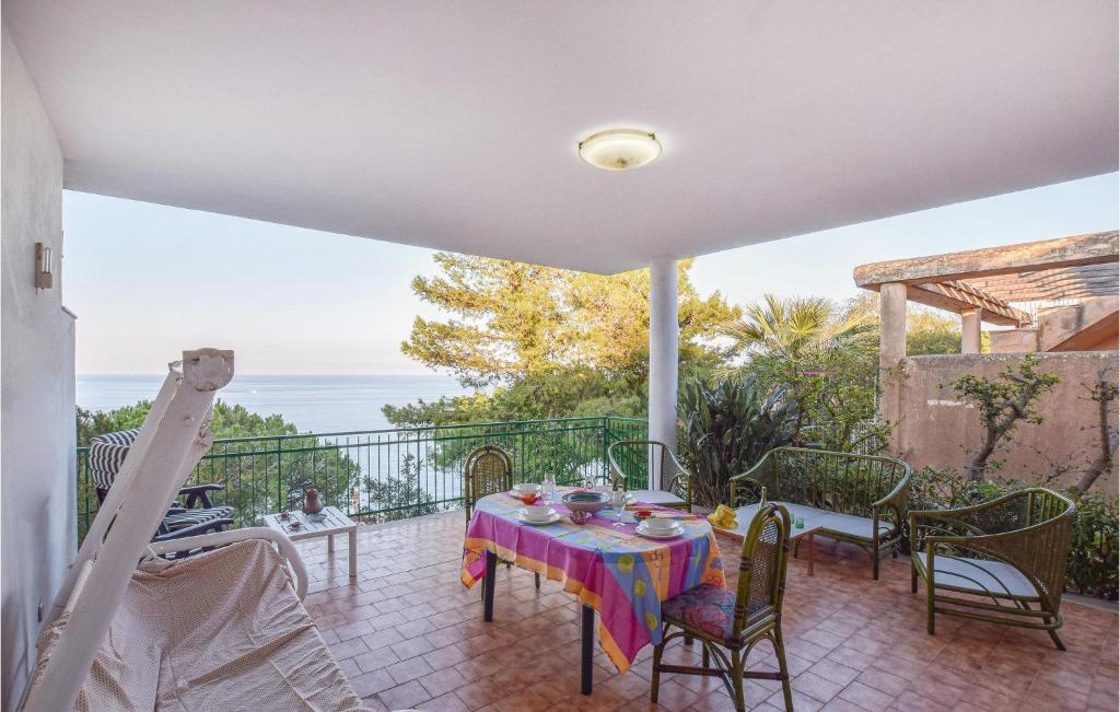 - une table sur un balcon avec vue sur l'océan dans l'établissement Casa Maria, à Altavilla Milicia