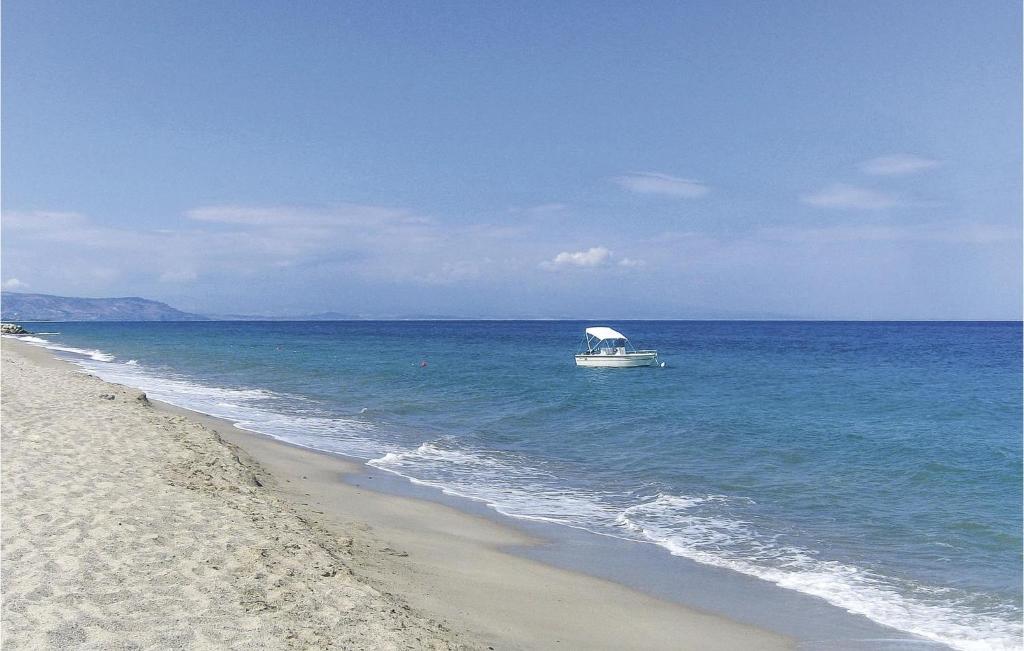 łódź na środku oceanu z plażą w obiekcie Casa Brancaleone w mieście Brancaleone Superiore