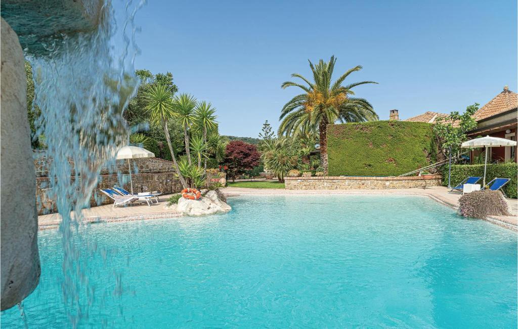 basen z fontanną na dziedzińcu w obiekcie Lovely Apartment In Laureana Cilento Sa w mieście Laureana Cilento
