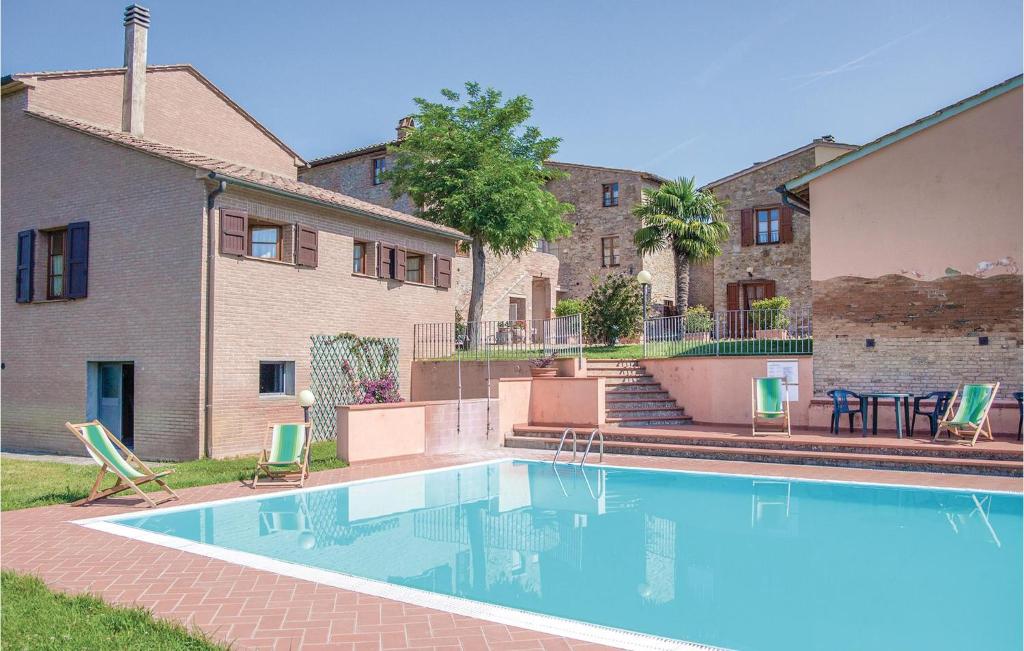 una piscina frente a un edificio en Casale Del Borgo 12 en Querce