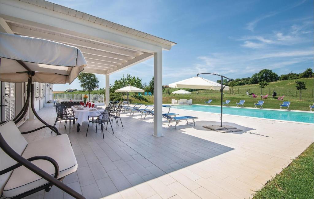 un patio con mesa, sillas y piscina en Stunning Home In Montecastrilli With Wifi, en Montecastrilli