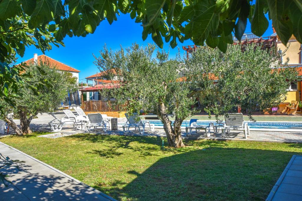 Vonkajšia záhrada v ubytovaní Apartments Flora
