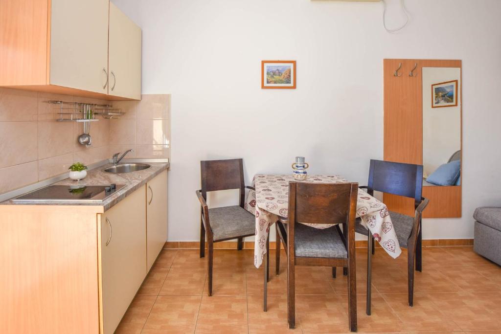 Kuchyňa alebo kuchynka v ubytovaní Apartments Flora