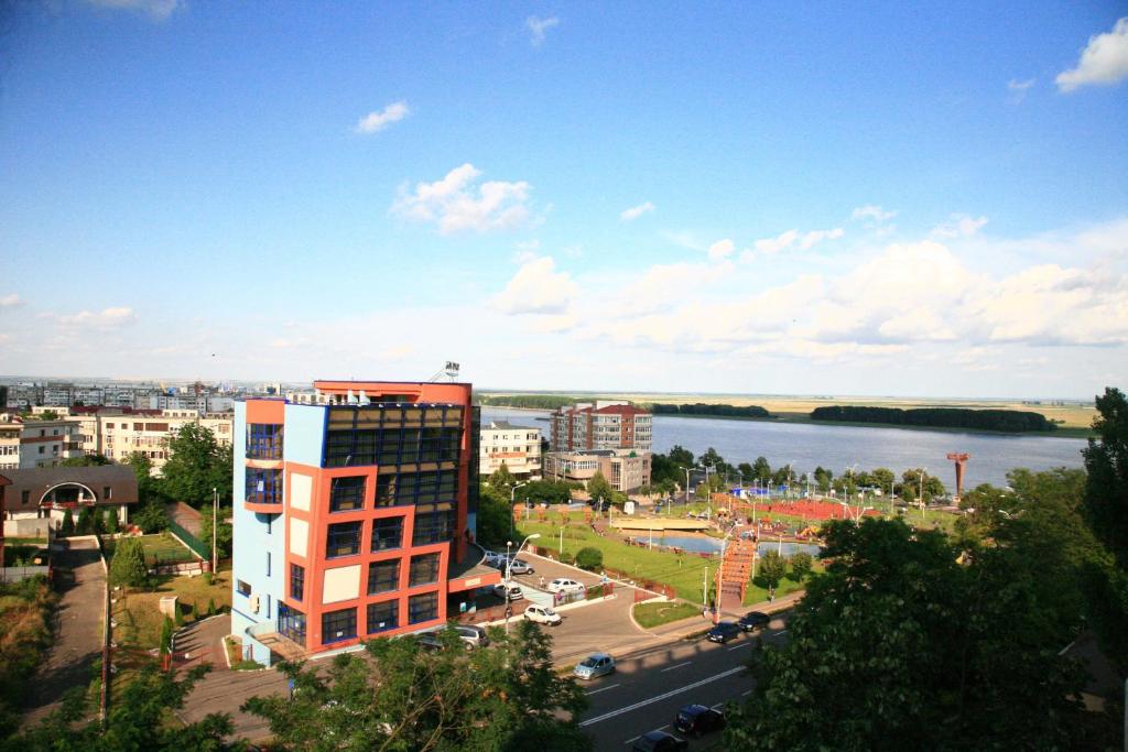 Blick auf eine Stadt mit einem Gebäude und einem Fluss in der Unterkunft Studio Alexandra in Galaţi