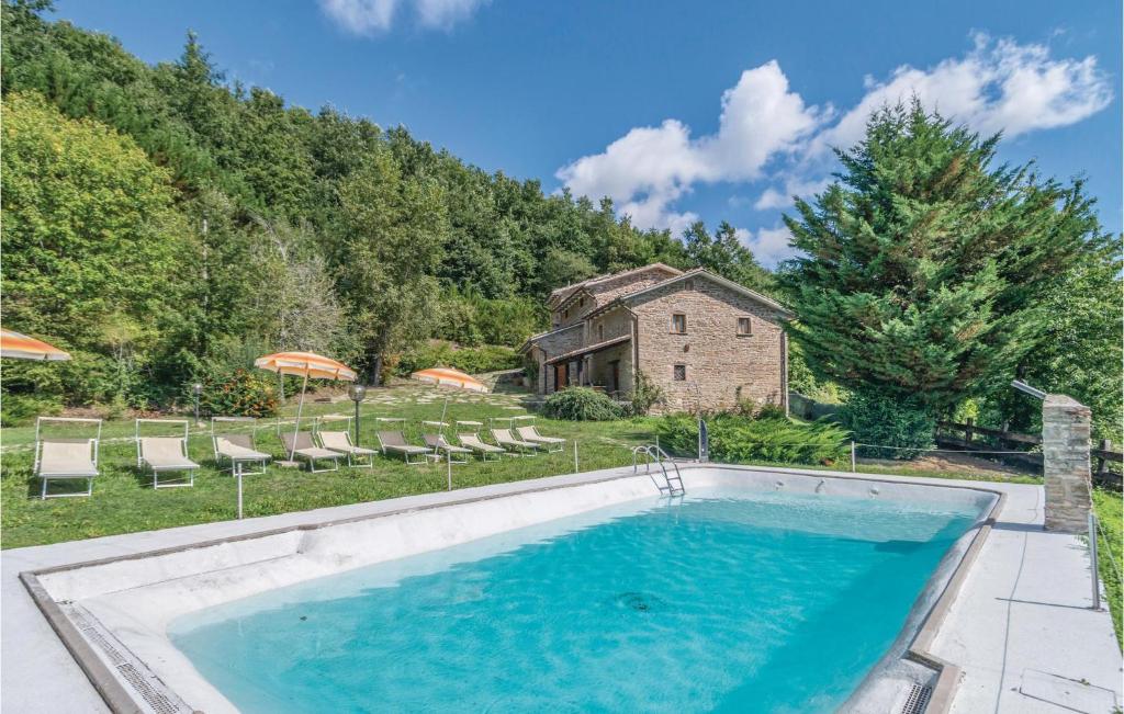 an outdoor swimming pool with a house in the background at Val Del Lago in Apecchio