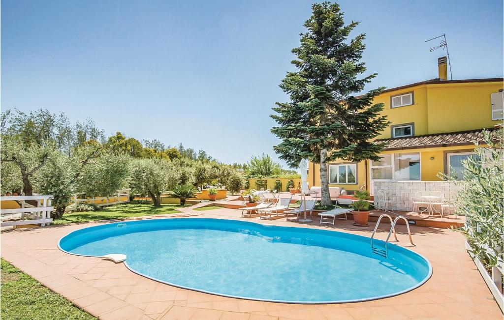 basen w ogrodzie domu w obiekcie Beautiful Home In Roma w mieście La Storta
