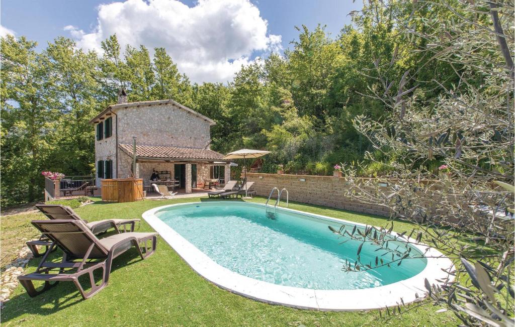 una piscina nel cortile di una casa di Il Cacciatore Di Lucciole a Montecchio