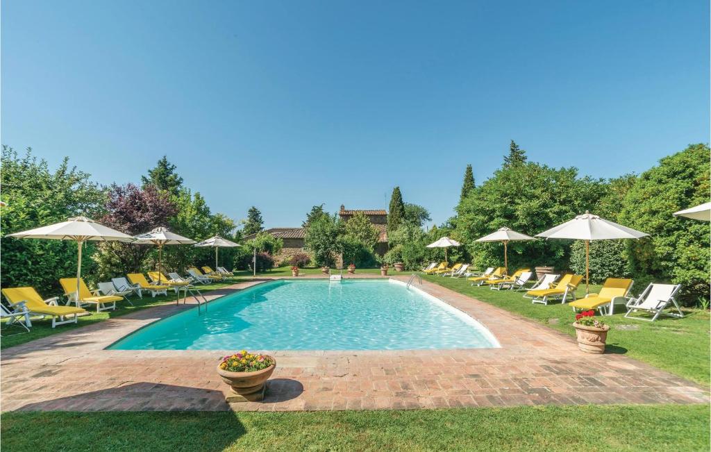 The swimming pool at or close to Beautiful Apartment In Cortona Ar With 2 Bedrooms, Wifi And Outdoor Swimming Pool