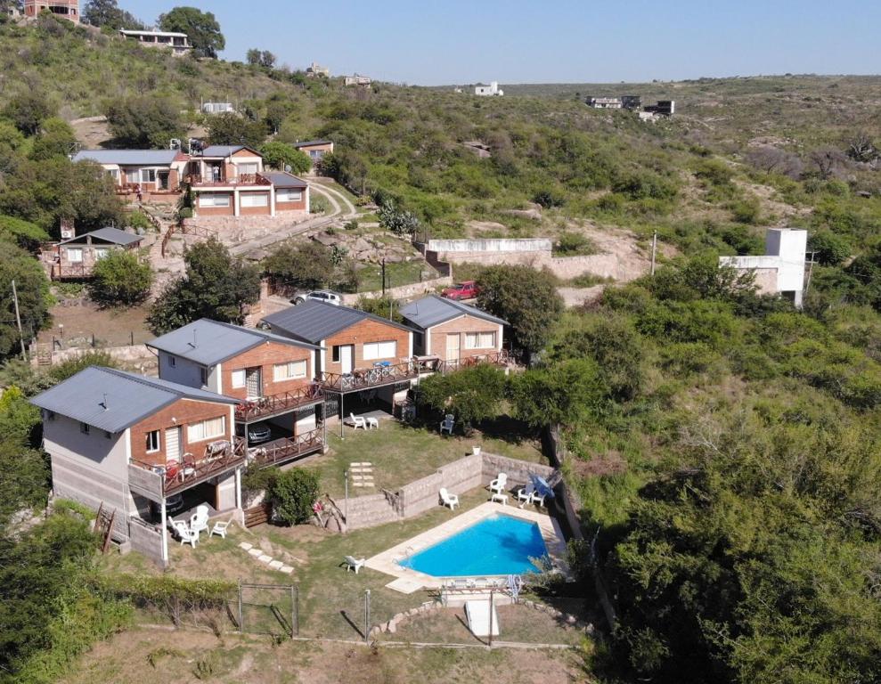 uma vista aérea de uma casa com piscina em Cabañas Doña Itati em Villa Carlos Paz