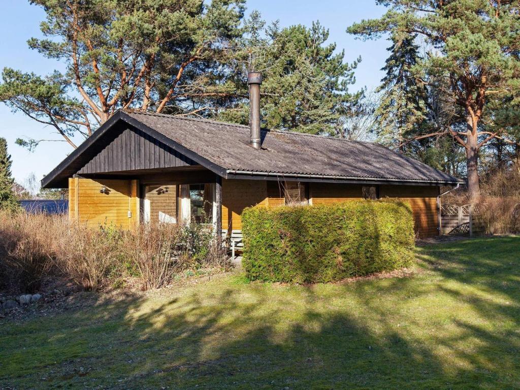 AsnæsにあるTwo-Bedroom Holiday home in Asnæs 3の小黄色の家