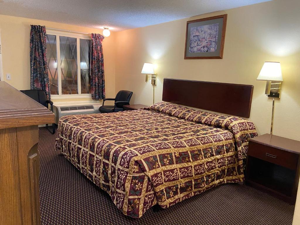 Un pat sau paturi într-o cameră la Corbin Inn