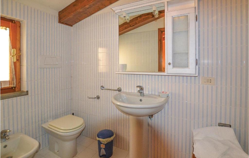 A bathroom at Nice Home In Bucine Ar With Kitchen