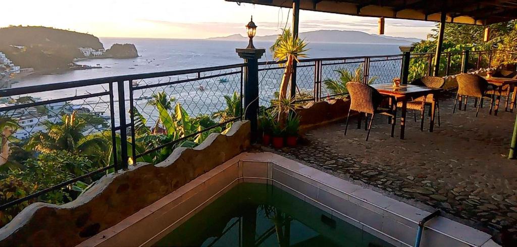 un restaurante con piscina y vistas al océano en Dream Hill Condos & Spa, en Puerto Galera
