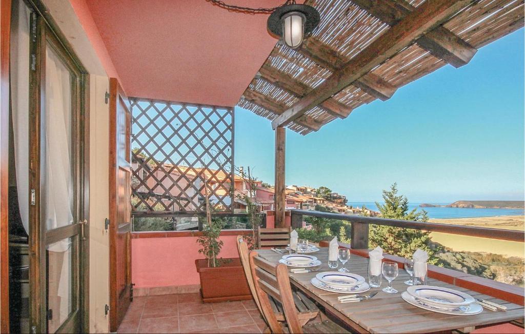 un tavolo su un balcone con vista sull'oceano di Casa Pomi a Torre Dei Corsari