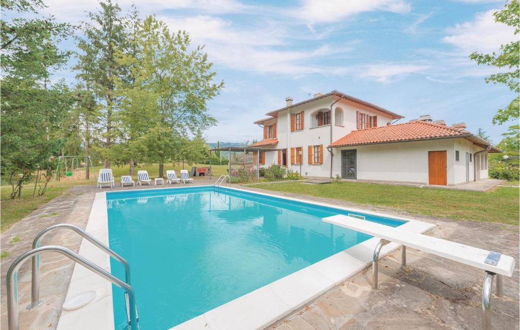 una piscina frente a una casa en Villa Il Colle, en Molezzano