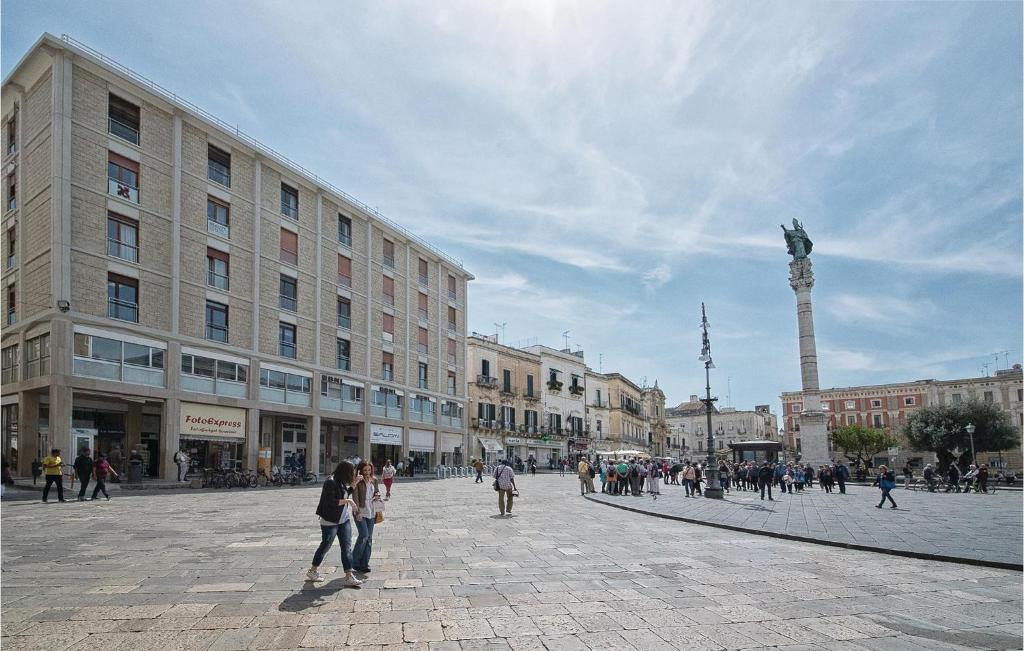 Un gruppo di persone che camminano per una strada cittadina di Beautiful Apartment In Lecce Le With 1 Bedrooms And Wifi a Lecce