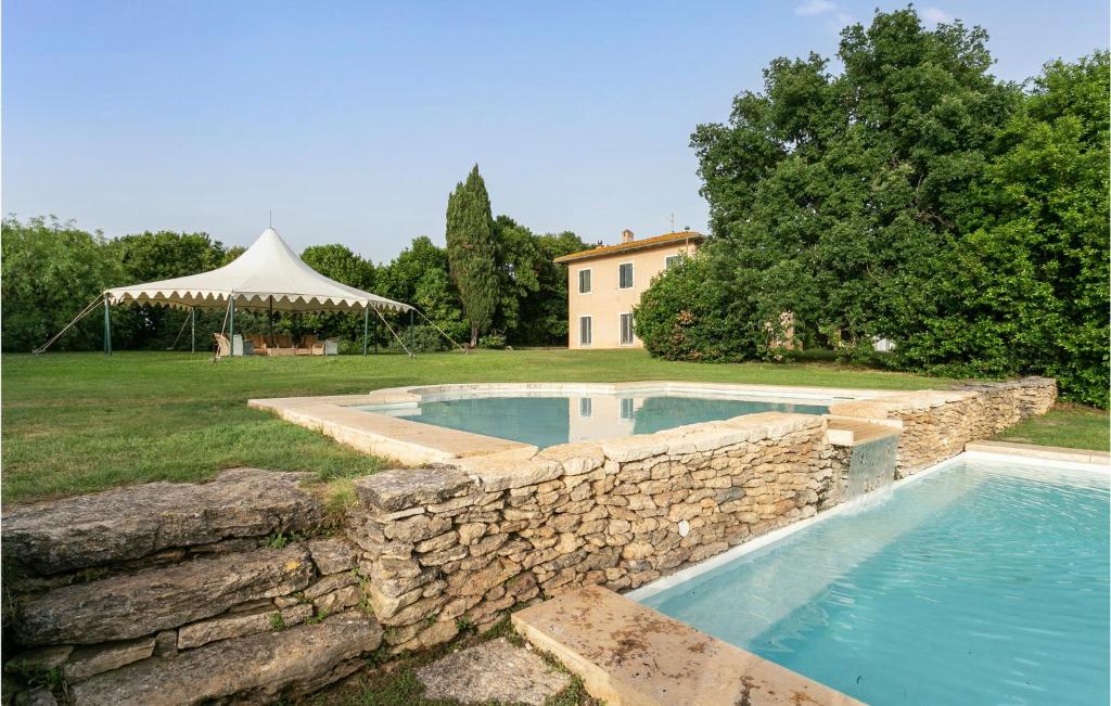 una pared de piedra alrededor de una piscina en un patio en Casa Di Caccia, en Case Riminino