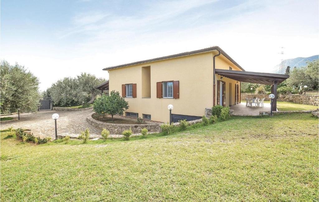 a house with a large yard in front of it at Casa Sardina in Mandra Capreria