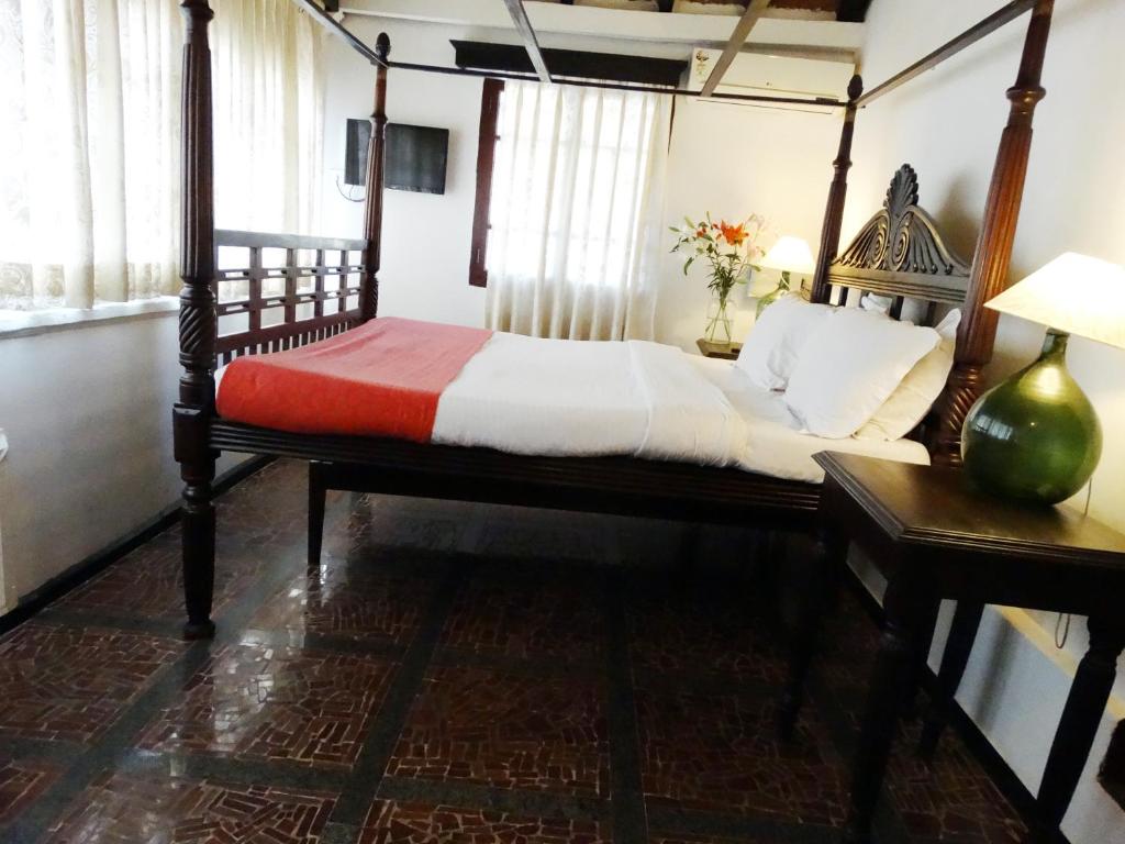 Postel nebo postele na pokoji v ubytování WelcomHeritage Panjim Pousada