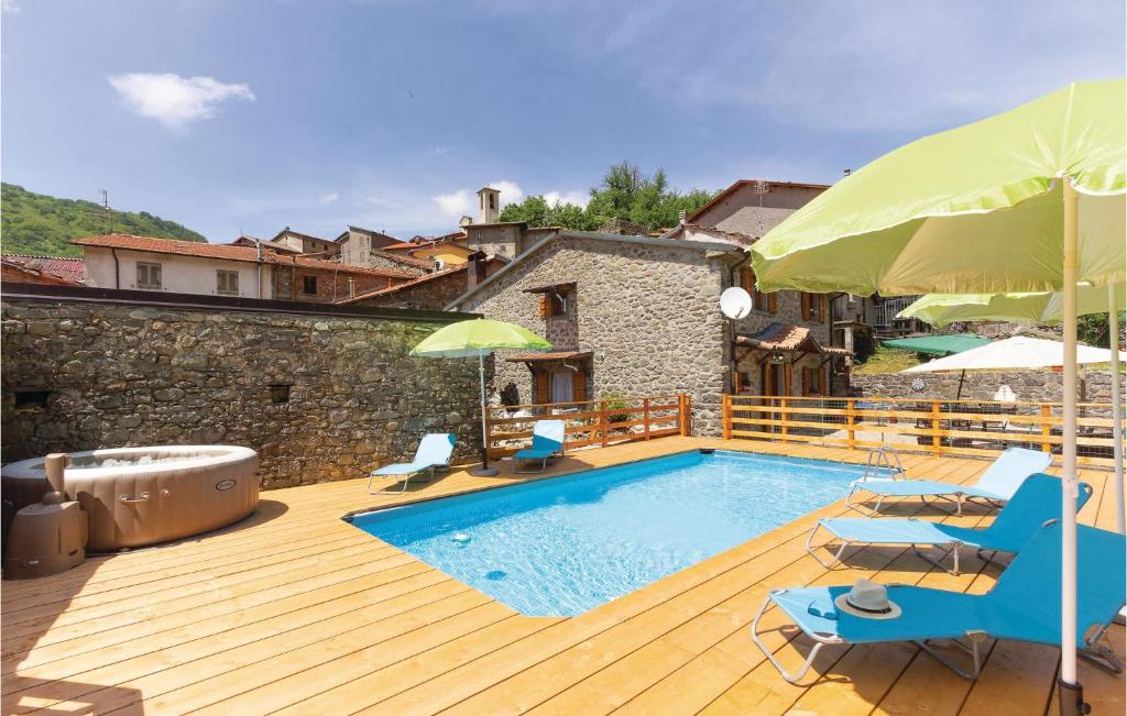 - une piscine avec des chaises et des parasols sur une terrasse dans l'établissement Casa Fiorini, à Sassalbo