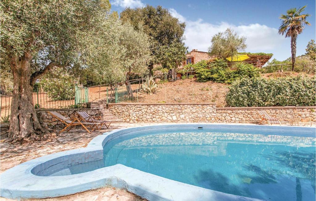 - une piscine dans une cour avec un arbre dans l'établissement Beautiful Home In San Vito Di Narni Tr With Kitchen, à San Vito