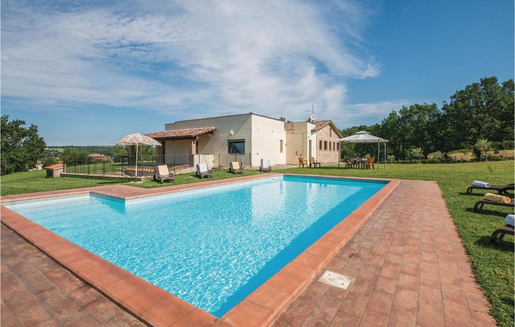 una piscina en el patio trasero de una casa en Poggiomelo, en Piemonte