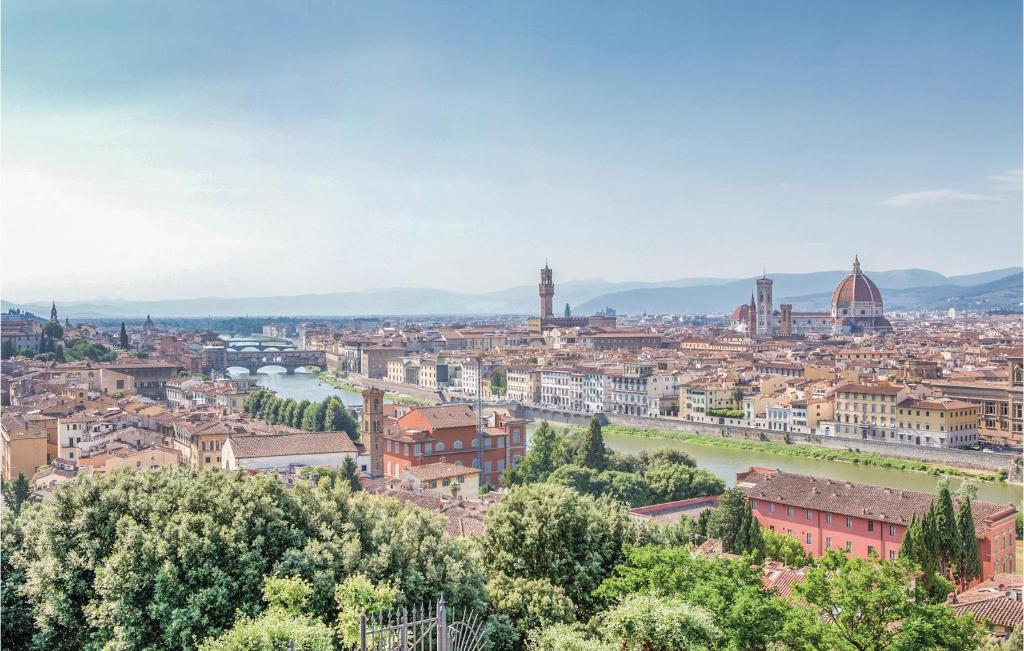 un paisaje urbano de una ciudad con un río y edificios en Beautiful Apartment In Firenze With Kitchen en Florencia