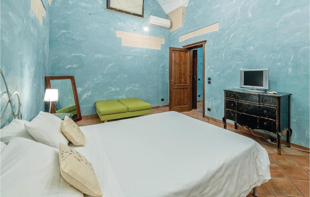 A bed or beds in a room at 1 Bedroom Awesome Apartment In Lecce Le