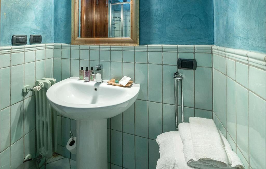A bathroom at 1 Bedroom Awesome Apartment In Lecce Le