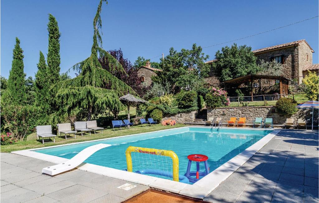 a swimming pool in a yard with a house at Palazzo 1p in Polvano