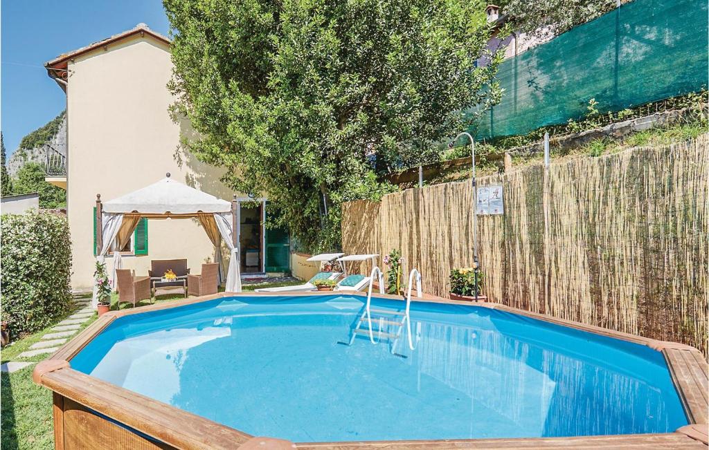 uma piscina num quintal com uma cerca em La Casa Dei Ricci em Camaiore