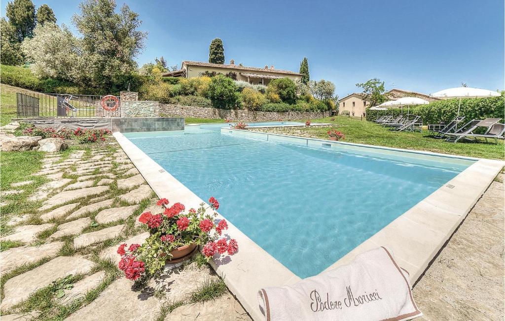 una piscina con flores en un patio en Ginevra - Podere Moricci, en Montaione