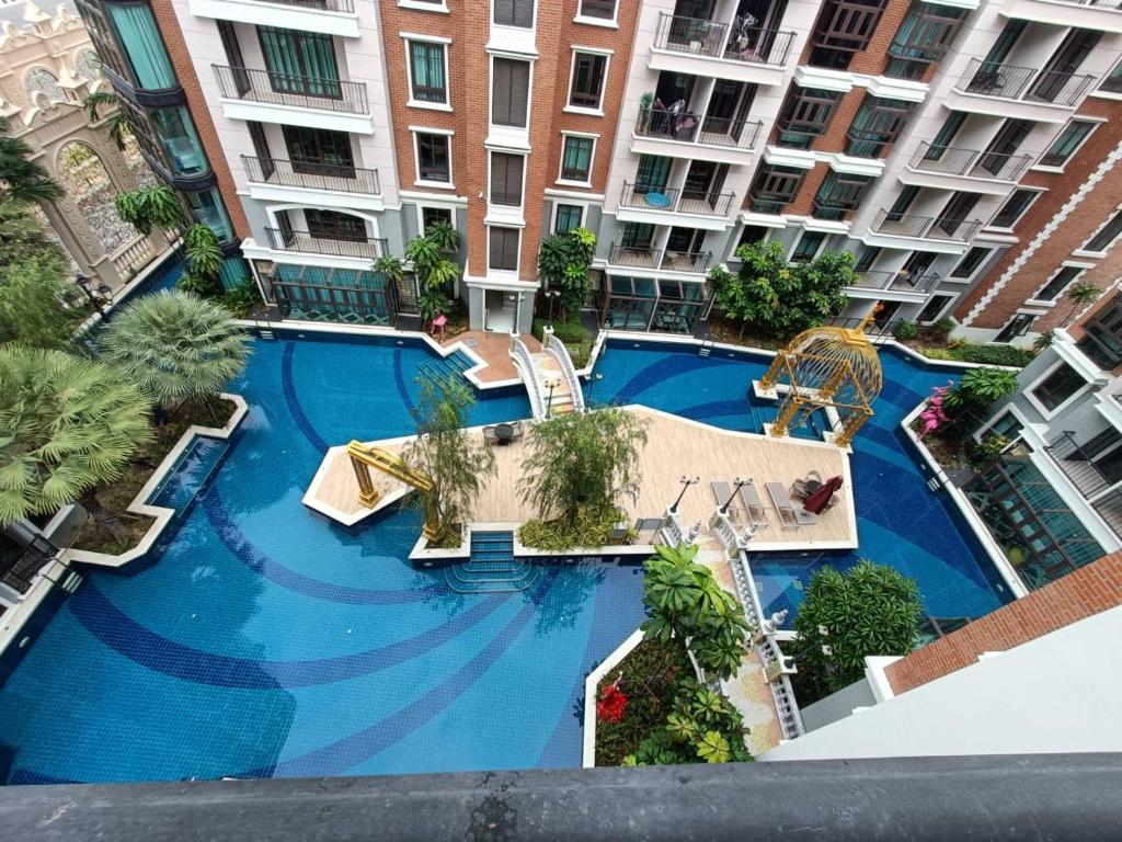 an overhead view of a swimming pool in a apartment building at Espana Condo by Som in Jomtien Beach
