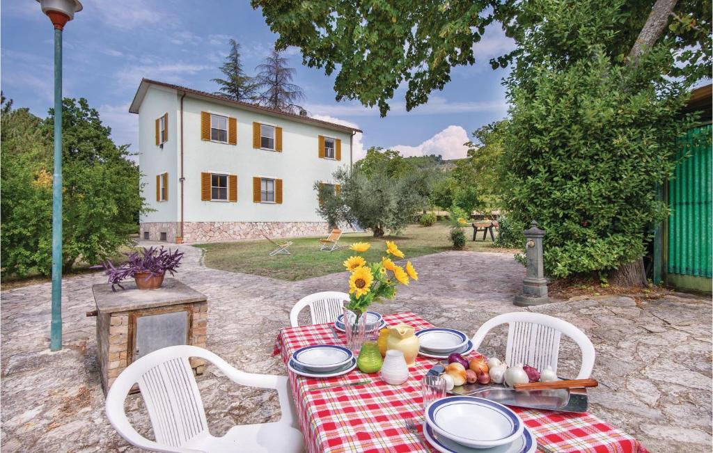 a table with a red and white checkered table cloth at Awesome Home In Spoleto -pg- With 3 Bedrooms And Wifi in Bazzano Inferiore