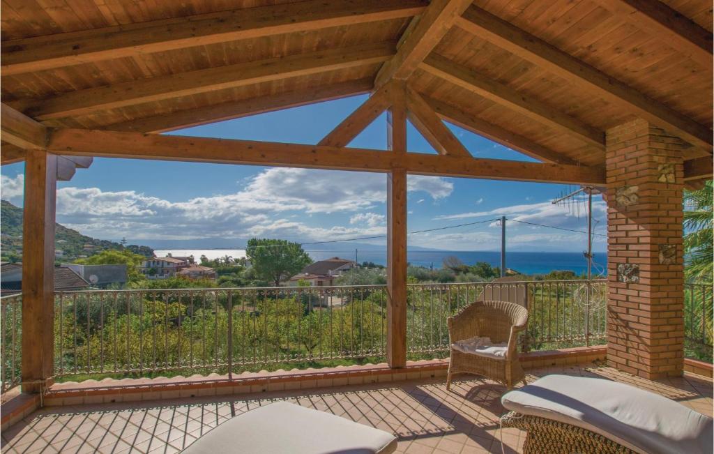 - une terrasse couverte avec moustiquaire offrant une vue sur les montagnes dans l'établissement Lovely Home In S,maria Di Ricadi -vv- With House Sea View, à Santa Maria