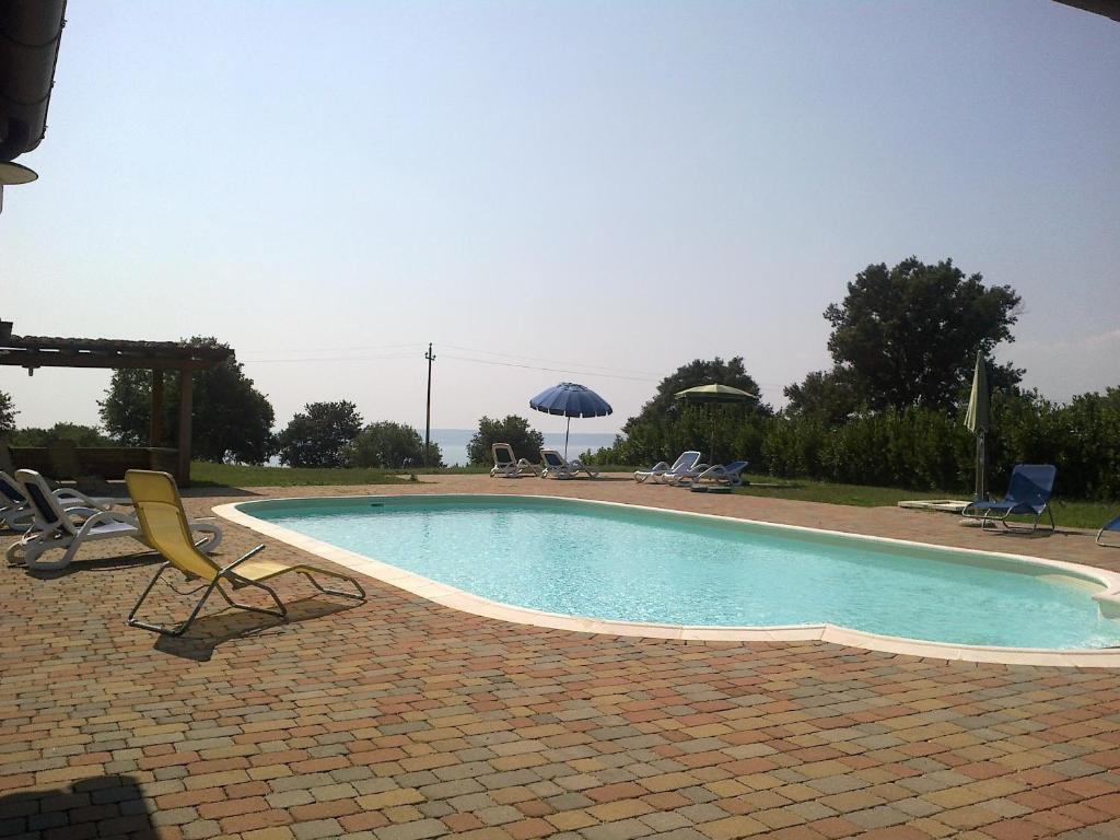 Bazén v ubytovaní Agriturismo Monte dell'Olmo alebo v jeho blízkosti