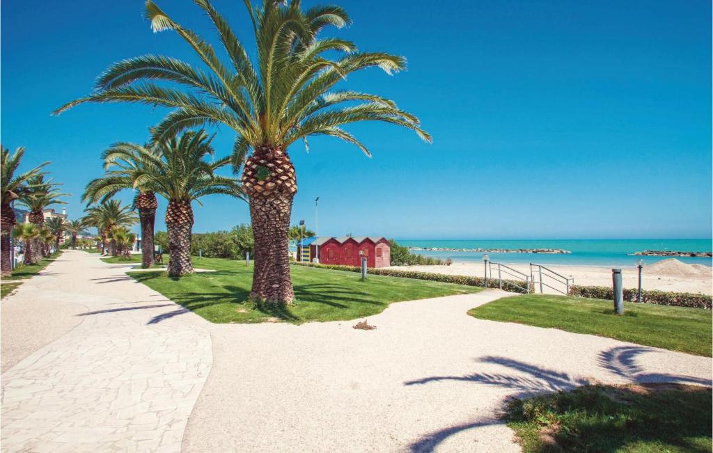 un sendero con palmeras en la playa en Casa Ester, en Borgo