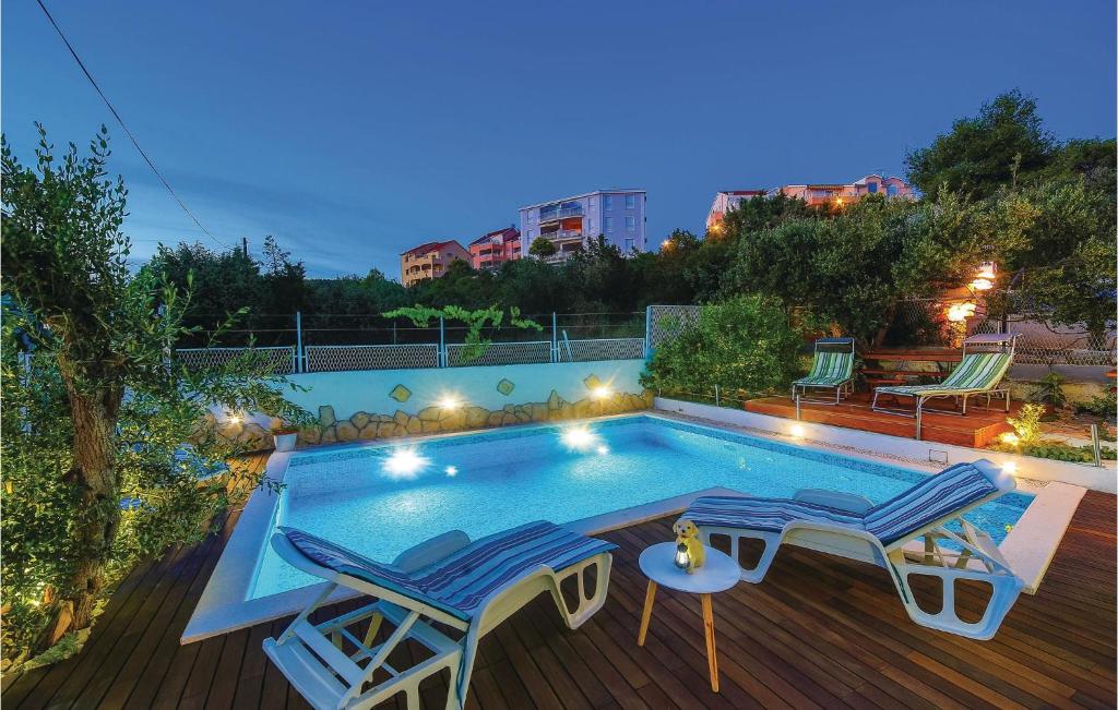 Piscina de la sau aproape de Cozy Apartment In Okrug Gornji With Outdoor Swimming Pool