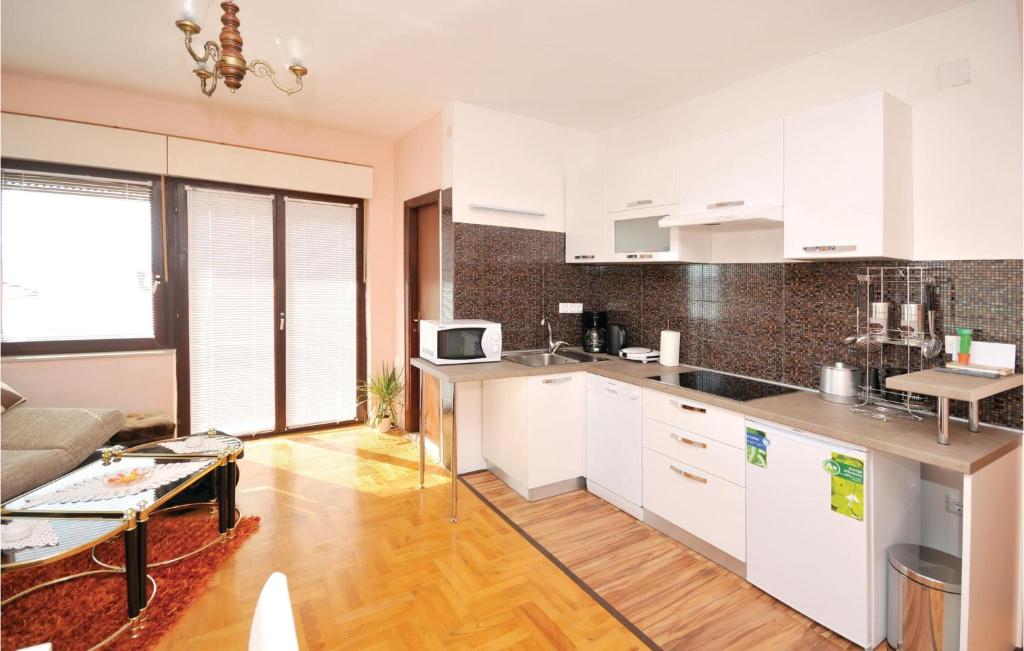 Kuchyňa alebo kuchynka v ubytovaní Two-Bedroom Apartment With Sea View In Okrug Gornji