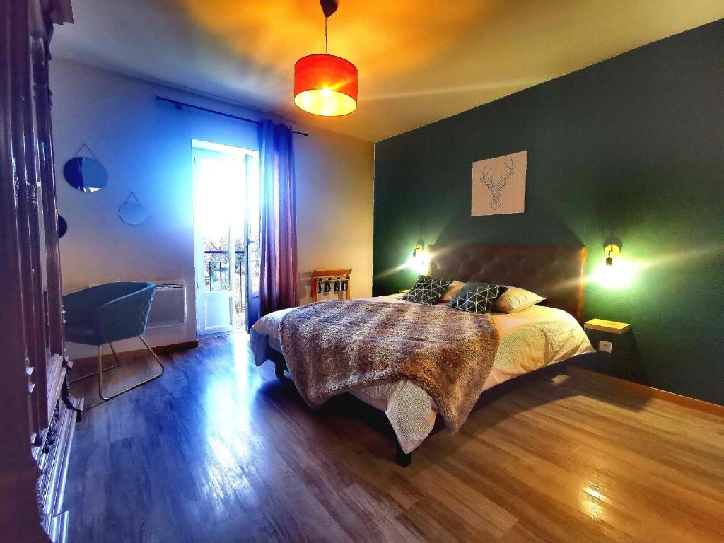 a bedroom with a bed and a large window at Chambre d'hôtes casa di l'apa in Venaco