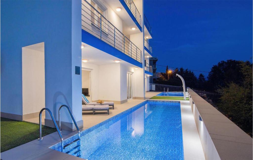 uma casa com piscina à noite em Nice Apartment In Smokvica Krmpotska With House Sea View em Zagreb
