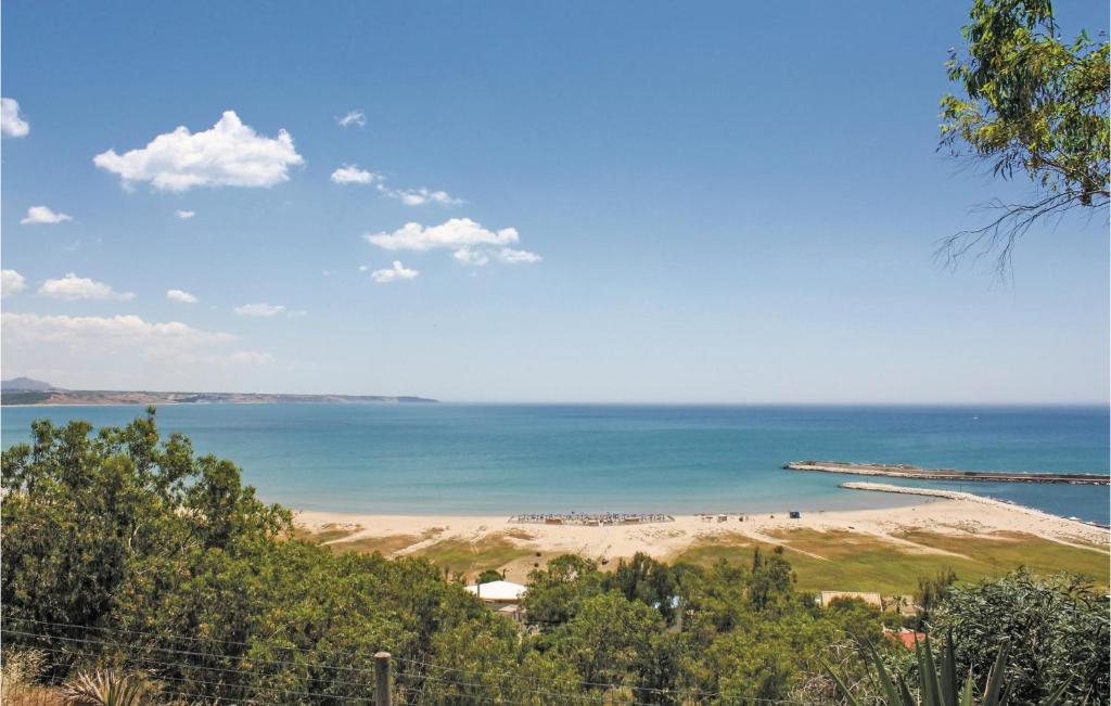 widok na plażę i ocean w obiekcie Vento Di Mare w mieście Porto Palo