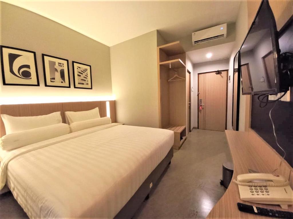 TV a/nebo společenská místnost v ubytování Front One King Hotel Tuban