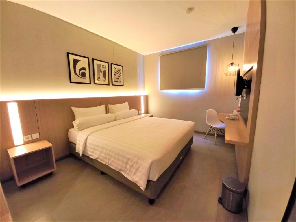 Postel nebo postele na pokoji v ubytování Front One King Hotel Tuban