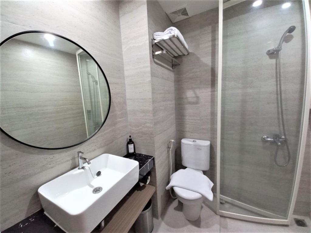 Koupelna v ubytování Front One King Hotel Tuban