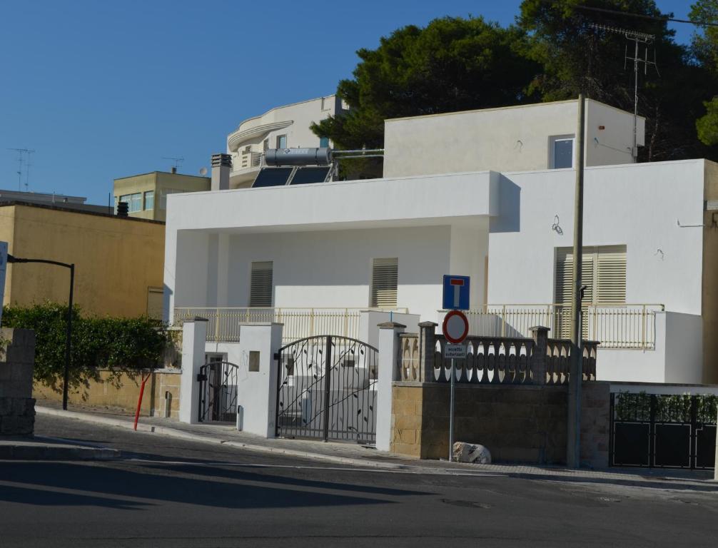 ein weißes Gebäude an der Straßenseite in der Unterkunft La Casa Del Gelso Bianco in Otranto