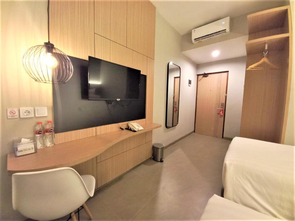 TV a/nebo společenská místnost v ubytování Front One King Hotel Tuban